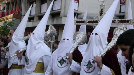 Nazarenos con capirotes en una imagen habitual de la Semana Santa de Sevilla