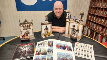 Chisco Ayguavives con sus maquetas y álbum en COPE Ferrol