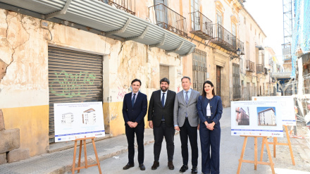 El presidente de Murcia y el alcalde de Lorca, entre el consejero de Fomento y la edil de Urbanismo en la presentación del proyecto de viviendas