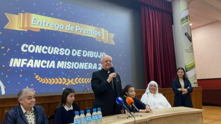 El Obispo de Ourense felicita a las dos niñas que ganaron el concurso nacional