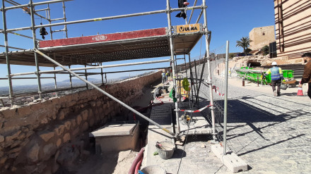 Andamios para reparar la muralla del castillo junto al parador nacional de turismo de Lorca