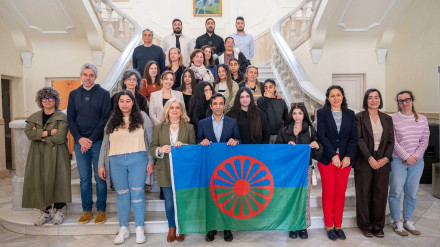 Los participantes en el acto en las escaleras del edificio municipal