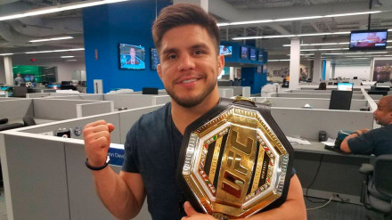 Henry Cejudo, con uno de sus cinturones de campeón del mundo de la UFC