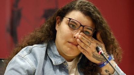 La joven catalana Fàtima Ofkir, amnistiada por el sultán de Omán tras siete años en prisión por una condena a cadena perpetua por tráfico de drogas, durante la rueda de prensa que ha ofrecido en Barcelona tras su regreso a España el pasado domingo.