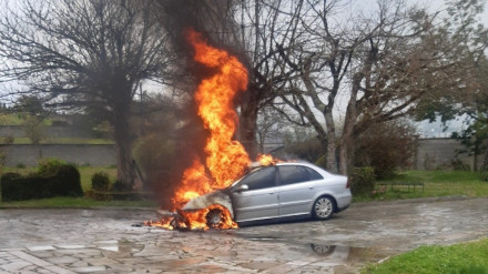 Un coche ardiendo en Lugo