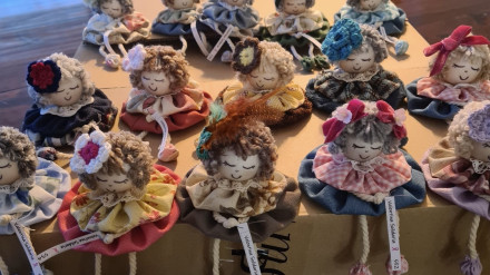 Las "Valentinas solidarias" son las muñecas más elaboradas por las mujeres de Boborás