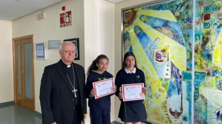 El Obispo de Ourense con las niñas ganadoras del concurso nacional