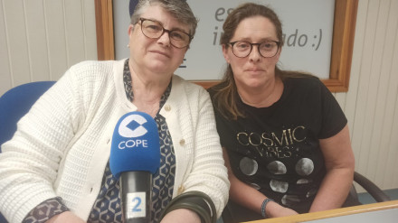 Manoli Martínez y Marta Lozazo, dos de las costureras para la Cofradía de Dolores