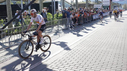 Aramburu tras cruzar la línea de meta de Beasain
