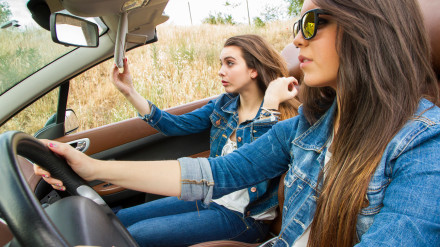 Mujeres conduciendo un descapotable