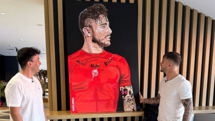 Pablo Maffeo y Joan Barceló observan el cuadro