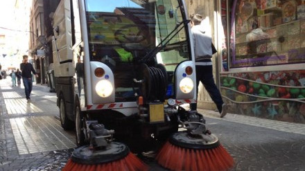 Una barredora limpia una calle peatonal de Lorca