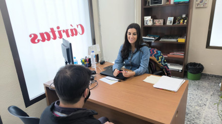 Daniel, asistido por Cáritas, departe con la trabajadora social Olga