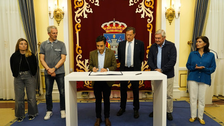 Rey Varela durante la firma de la venta de la parecela