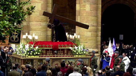El paso de Nuestro Padre Jesús de Nazareno a la salida de la iglesia de los Dominicos de Oviedo