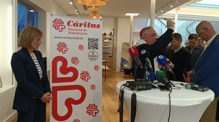 Bendición de la nueva tienda Moda Re por monseñor José Rico