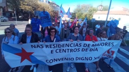 Un momento de la movilización por la avenida de Esteiro