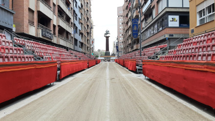 La avenida Juan Carlos I, carrera oficial de las procesiones de Lorca, cubierta de arena y con los palcos a ambos lados