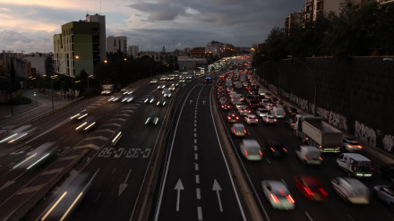 Tráfico de entrada a la ciudad de Barcelona por la Avenida de Meridiana, desde el Puente de Sarajevo.