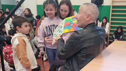 Mercedes Peón con alumnos del CPI Atios de Valdoviño