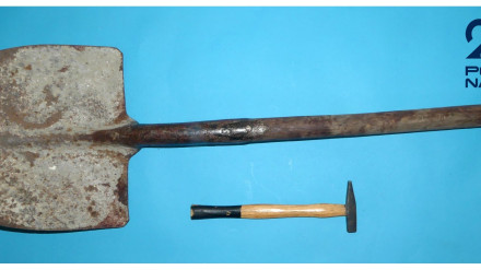 Los presuntos autores utilizan este martillo y esta pala para agredir a la víctima