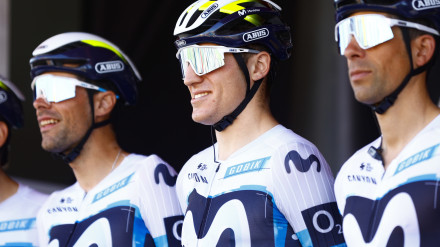 Los corredores del Movistar Team en el podio en una de las etapas de la Itzulia.