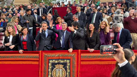 El presidente del PP en el palco antes del comienzo de la procesión del Viernes de Dolores en Lorca