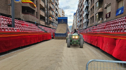 Maquinaria esparce 18o toneladas de arena en la carrera tras las lluvias del sábado