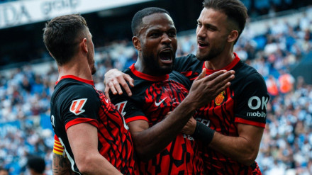 Larin celebra su gol en Anoeta