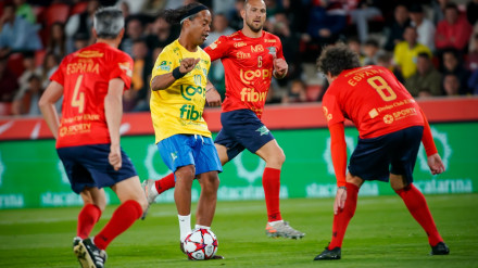 Ronaldinho ante Iván Campo, Martí y Aveldaño