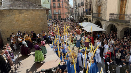 El Grupo de Jota Uruel canta al paso de la Burreta en la Catedral de Jaca