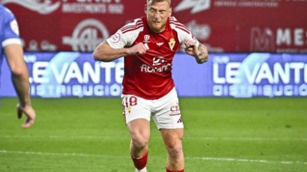 El Real Murcia se mantiene a un punto del líder