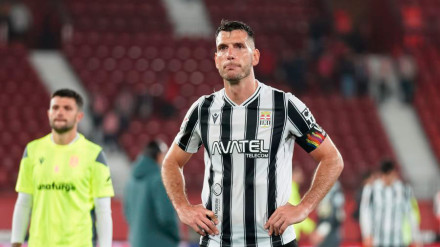 El Cartagena es el primer equipo descendido en Segunda.