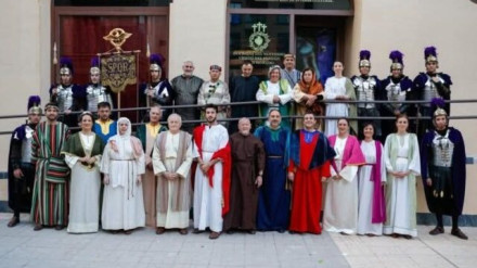 El elenco del Vía Crucis viviente del paso Morado posa a la entrada del museo de la cofradía