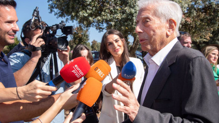 Mario Vargas Llosa atiende a los medios a su llegada a la cátedra a la que da nombre