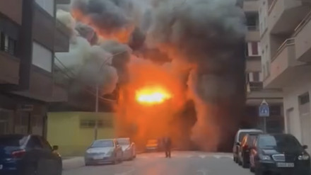 Espectaculares imágenes del incendio que ha calcinado un gimnasio en Albatera.