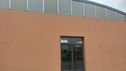 Fachada reparada y pintada en el gimnasio del colegio Jacinto Benavente