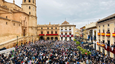 Imagen de la plaza de España de Lorca llena de gente el Domingo de Ramos