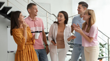 Una conversación con excusas y risas