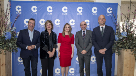 Jon Urresti, presidente de Vital Fundazioa, Axier Urresti, director de la red Araba de Kutxabank y Fran López de Lacalle, director de Zona de la entidad en Araba