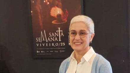 Pepa Losada con el cartel anunciador de la Semana Santa al fondo