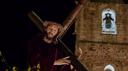 El Cristo del Amparo procesiona este Martes Santo en Cáceres