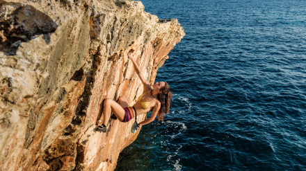 Se van a reacondicionar las vías de escalada del litoral con elementos de titanio