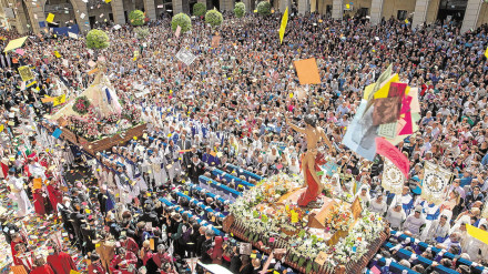 Las tradicionales Aleluyas vuelan desde los balcones en la Plaza del Ayuntamiento.
