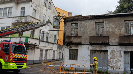 Los bomberos actuando en la carretera de Catabois esquina Penas de Gutín