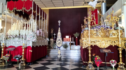 Los titulares de la Cofradía de la Lanzada en el interior de la Parroquia de los Dolores
