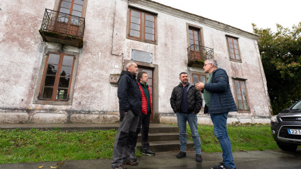Integrantes de Briegal y del concello de San Sadurniño enfrente del inmueble