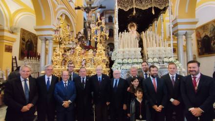 Representantes del Comité Ejecutivo de FEDEME, encabezado por su presidente, Francisco J. Moreno Muruve, junto al Hermano Mayor de San Benito, José González Quirós