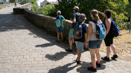 Una familia visita Pamplona