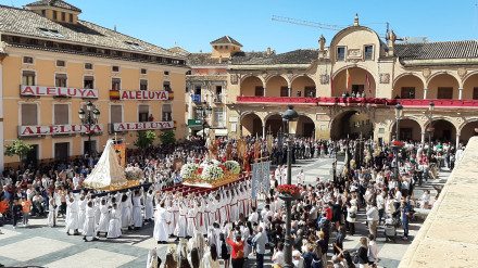 Momento central de la procesión del Domingo de Resurrección en la plaza de España de Lorca